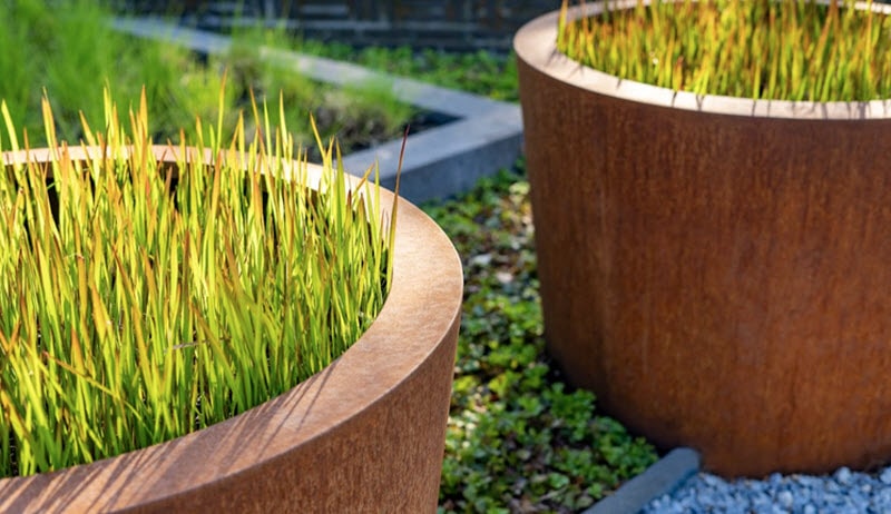 uitstraling met een Cortenstaal plantenbak